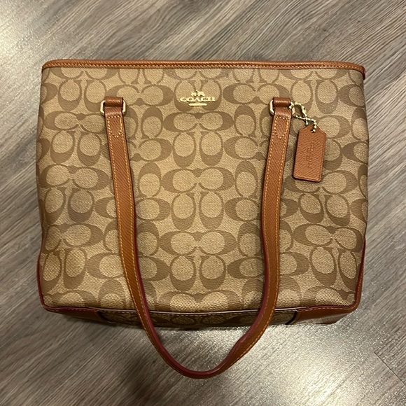 Coach purse, barely used, looks brand new - Picture 1 of 4